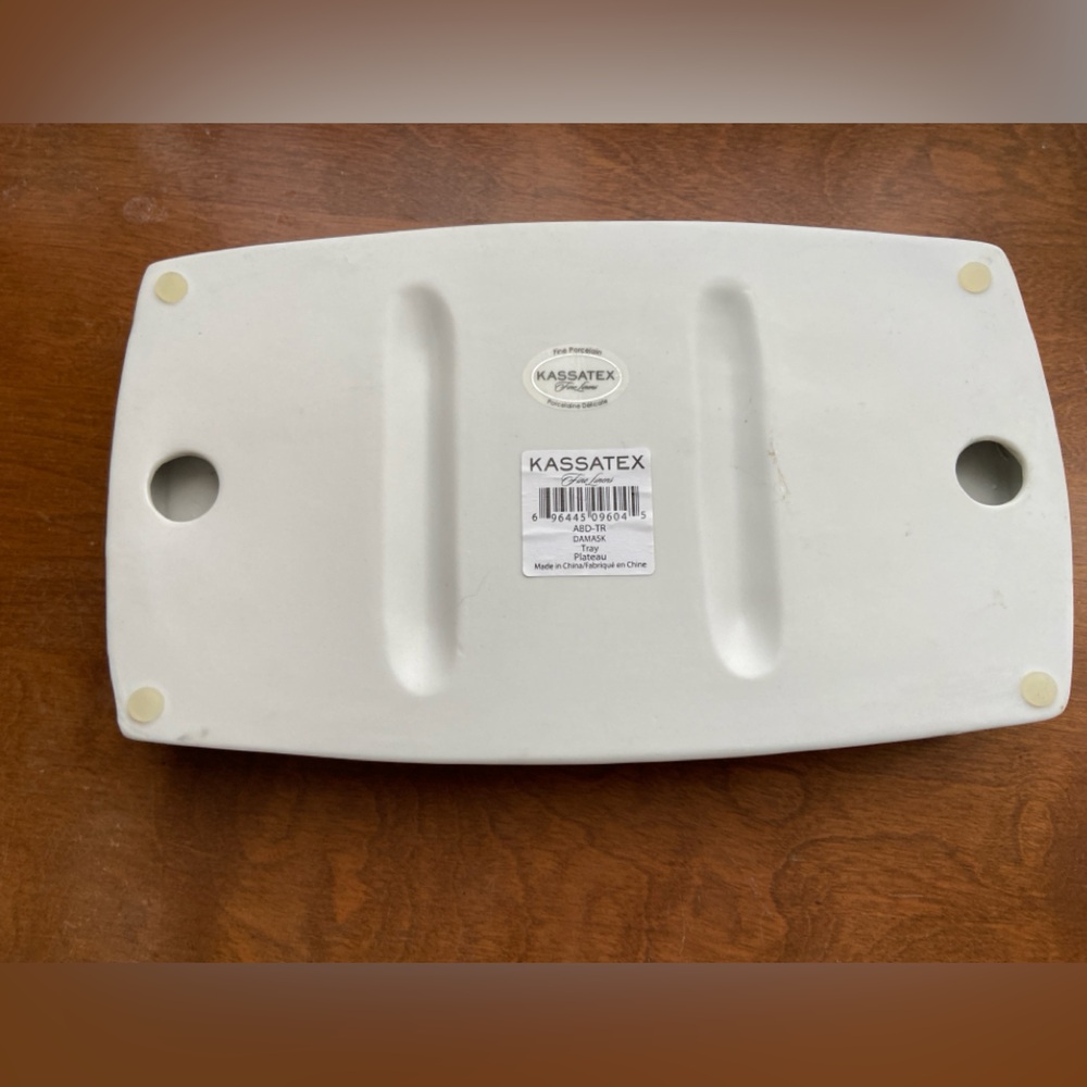 Elegant White Ceramic Embossed Tray - Picture 3 of 3